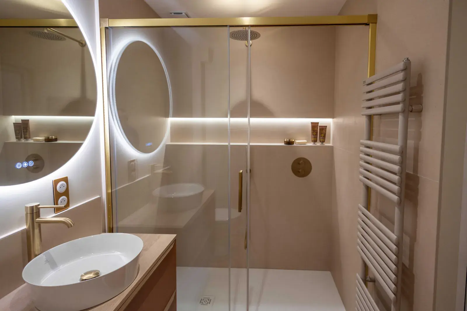 Salle de bain rénovée avec des finitions soignées par Tendance & Vous