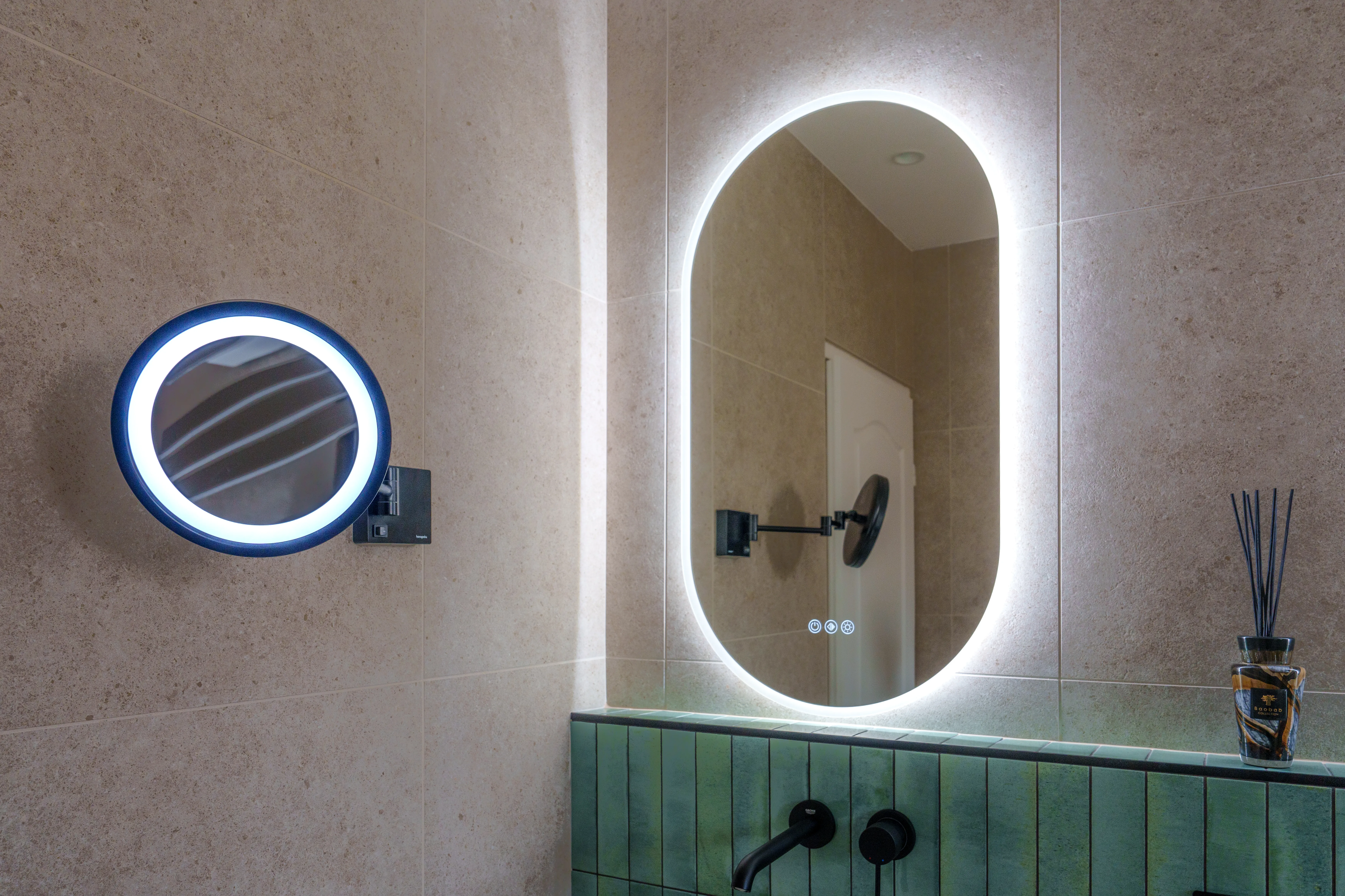 Détail de matériaux tendance dans une salle de bain rénovée au Taillan-Médoc