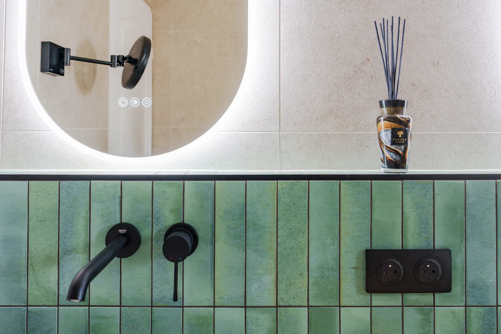Salle de bain avec douche italienne haut de gamme au Taillan-Médoc