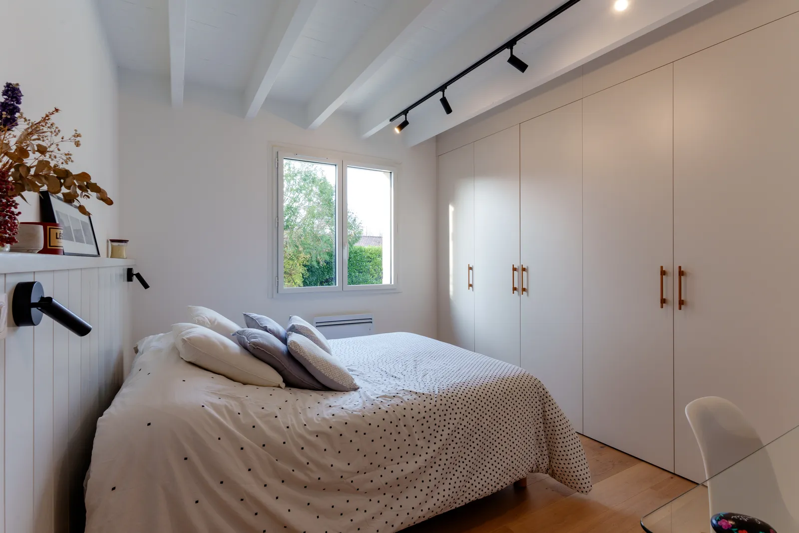 Détail de finitions dans une salle de bain rénovée à Martignas
