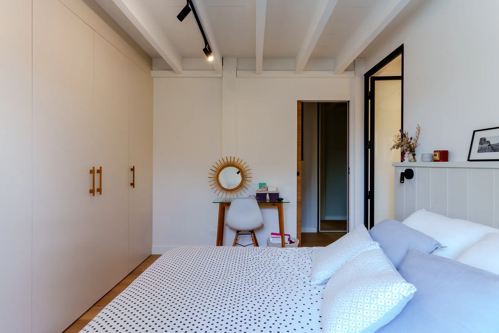 Meuble vasque design dans une salle de bain contemporaine à Martignas