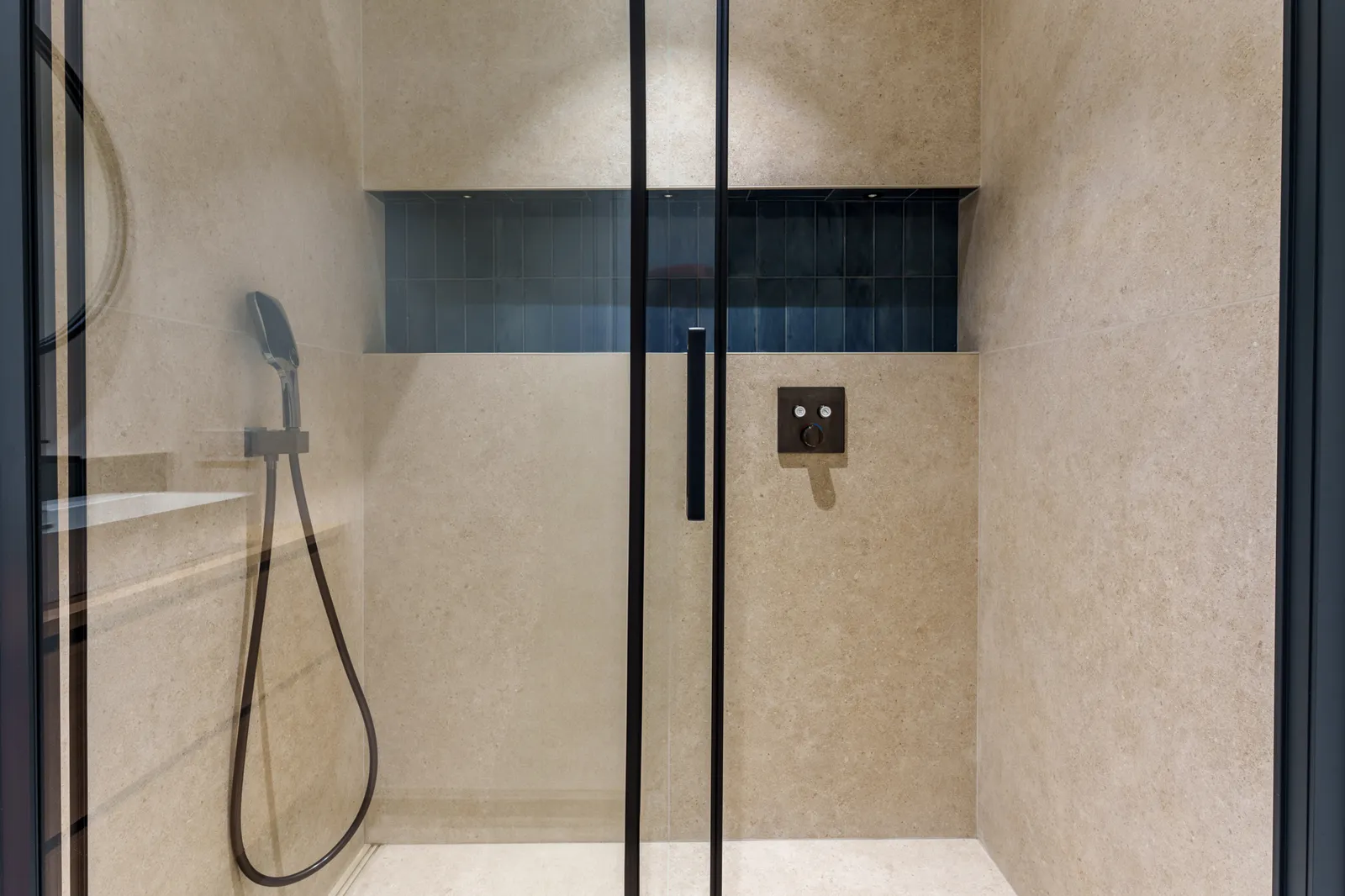 Aménagement optimisé d'une salle de bain dans un volume atypique d'échoppe