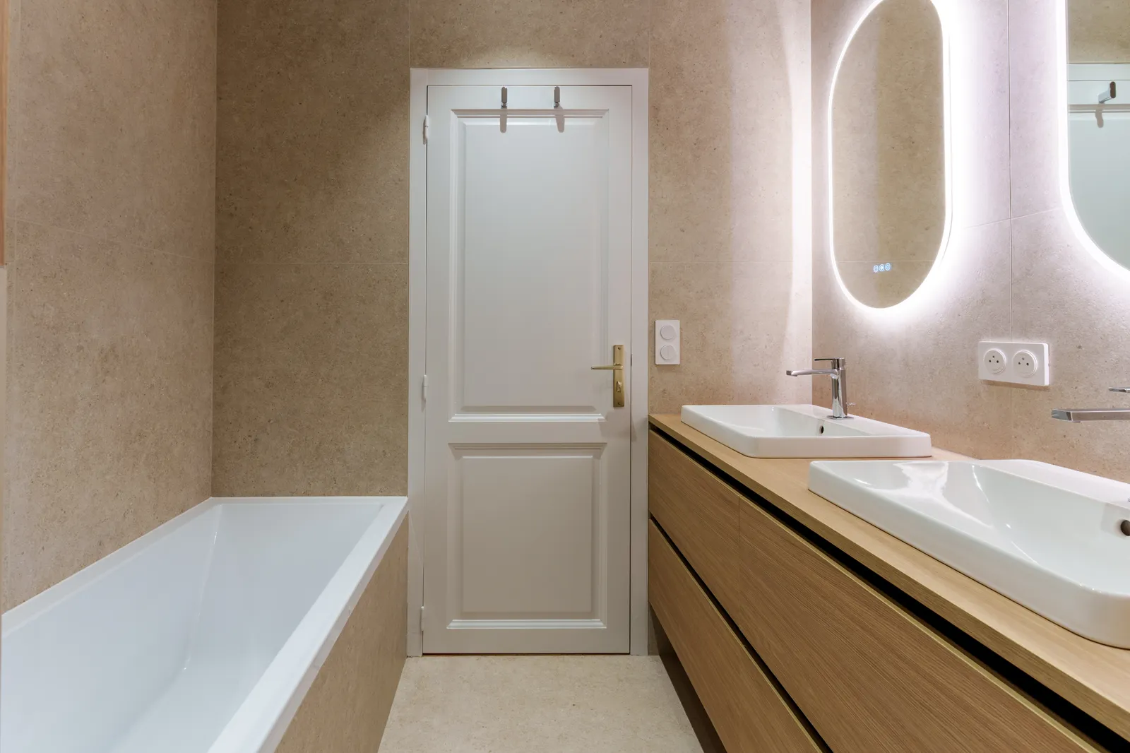 Salle de bain moderne avec équipements connectés réalisée par Tendance & Vous
